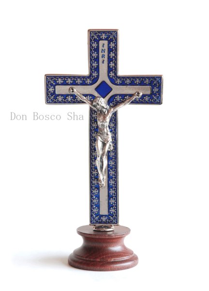 画像1: 卓上十字架　金属製　飾り縁　ブルー（木製台座）H14cm　※在庫1点のみ (1)